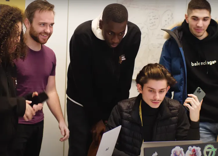 Des jeunes travaillent en équipe lors des 24h chrono à Bpifrance