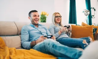 Couple jouant à un jeu vidéo