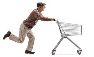 Monsieur âgé faisant ses courses