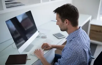 Homme devant un ordinateur