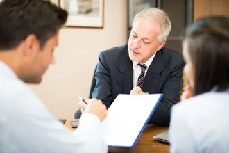 Photo représentant un banquier et ses clients