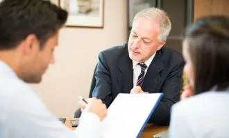 Photo représentant la signature d'un emprunt bancaire