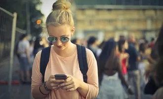 Jeune fille regardant son smartphone