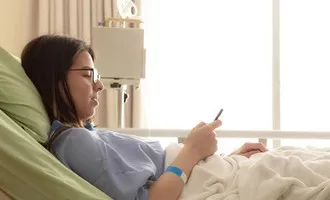 Jeune fille à l'hôpital