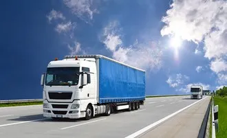 Camion sur l'autoroute