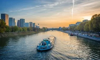 Péniche sur la Seine à Paris