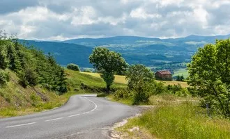 Route de campagne en Auvergne