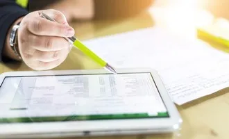 Photo d'un utilisateur de logiciel de comptabilité